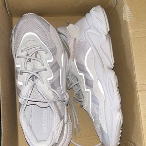 Womans Adidias sneakers